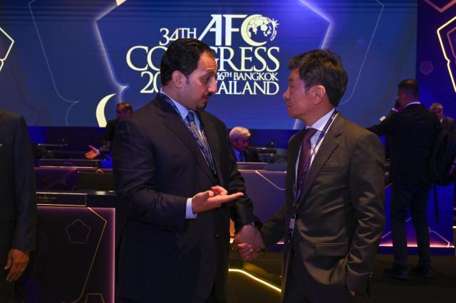 1716136975935003565.jpg 韩国足协主席郑梦奎(右)在亚足联大会期间与沙特足协主席梅沙尔交谈.jpg