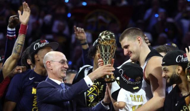 开云体育中国-掘金庆祝夺冠：约基奇狂饮酒+整蛊穆雷 马龙吻爱徒