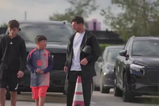 开云体育入口-长成大小伙了！梅西带三个儿子去训练，13岁蒂亚戈和梅西差不多高