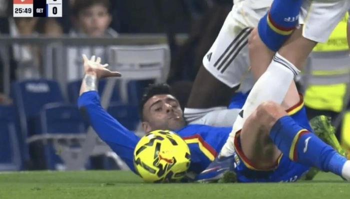 开云体育入口-耻辱！吕迪格这动作竟安然无恙？伯纳乌18年神迹夜，毁于一个漏判