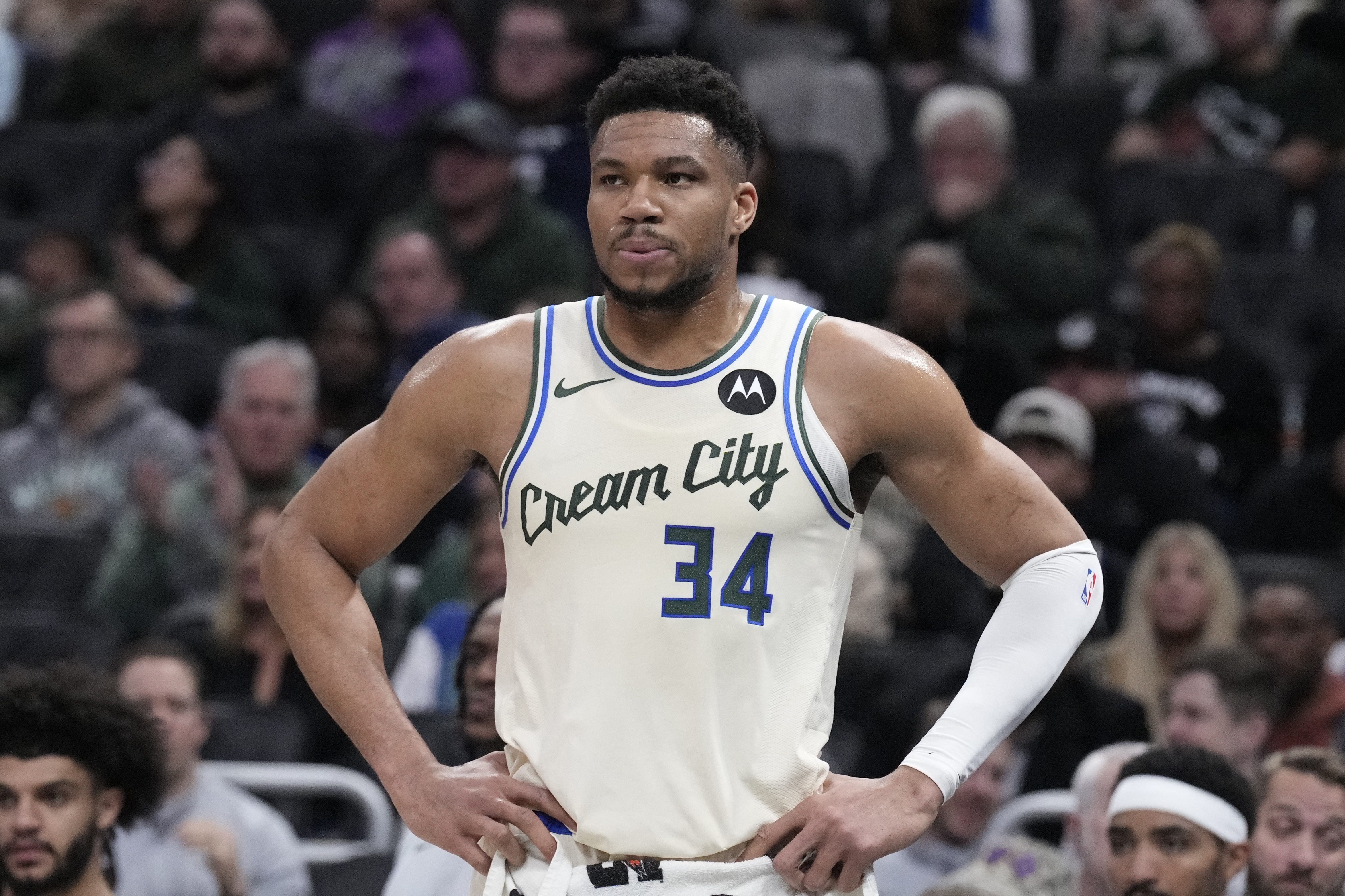 开云体育官网-有点突然！字母哥和场边工作人员交流后 自己慢慢走回更衣室