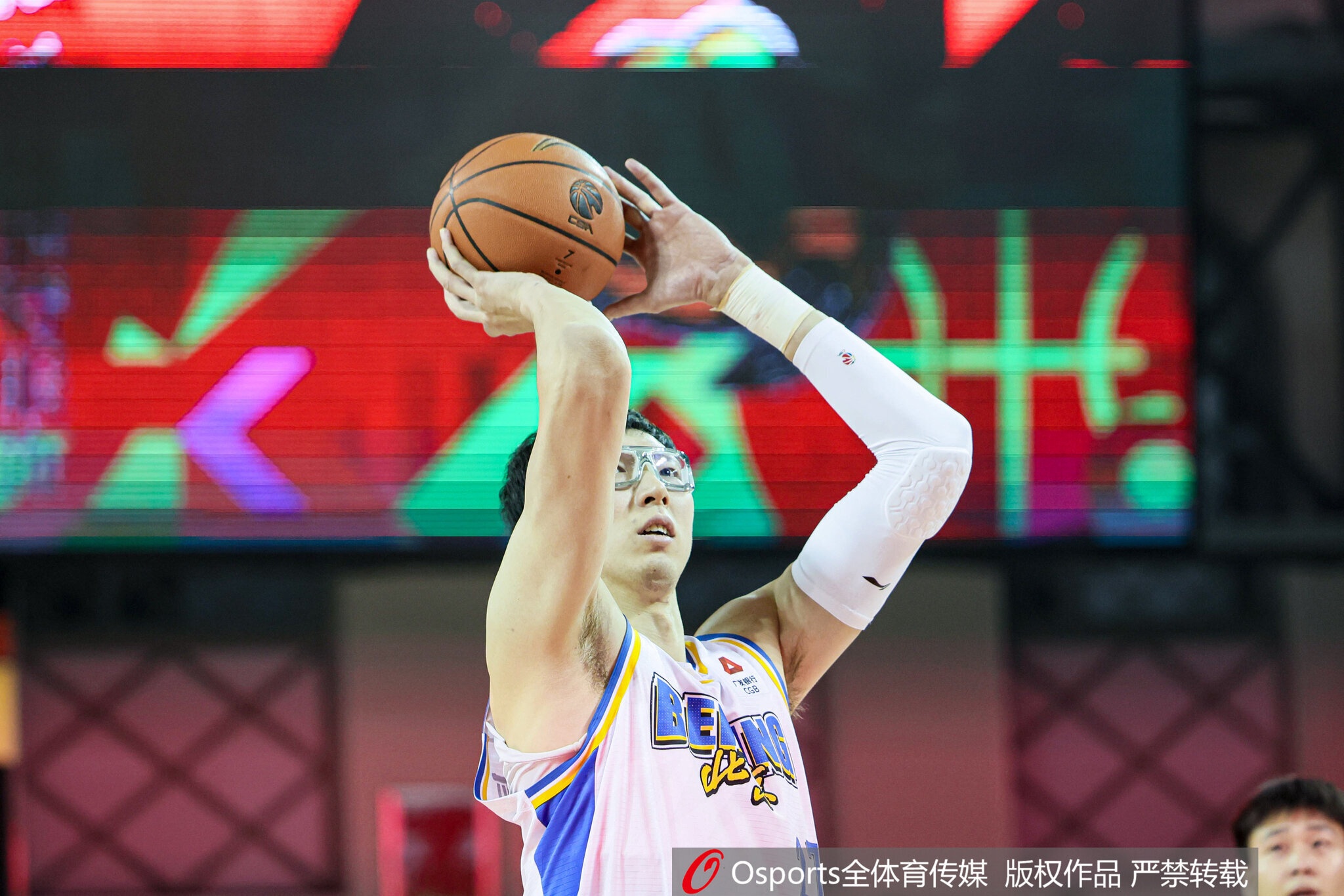 开云体育入口-填满数据栏！周琦半场3中2拿到5分6板1助1断1帽 3前场板